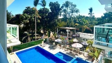 Alberca al aire libre y sombrillas en la alberca