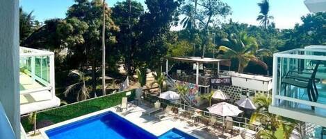 Alberca al aire libre y sombrillas en la alberca