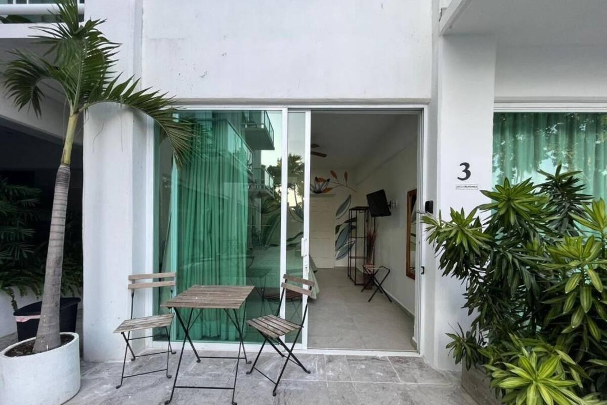 Executive Suite, Pool View | Seterika/papan seterika, katil bayi/kot (surcaj), Wi-fi percuma 