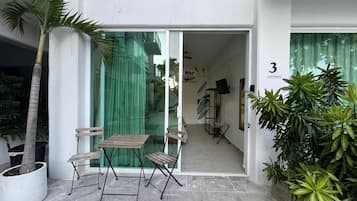 Suite – executive, bassengutsikt | Skrivebord, skrivebord for bærbar PC, strykejern/-brett og barnesenger