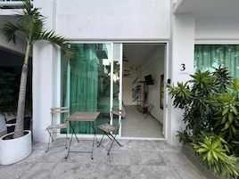 Escritorio y espacio para trabajar con laptop