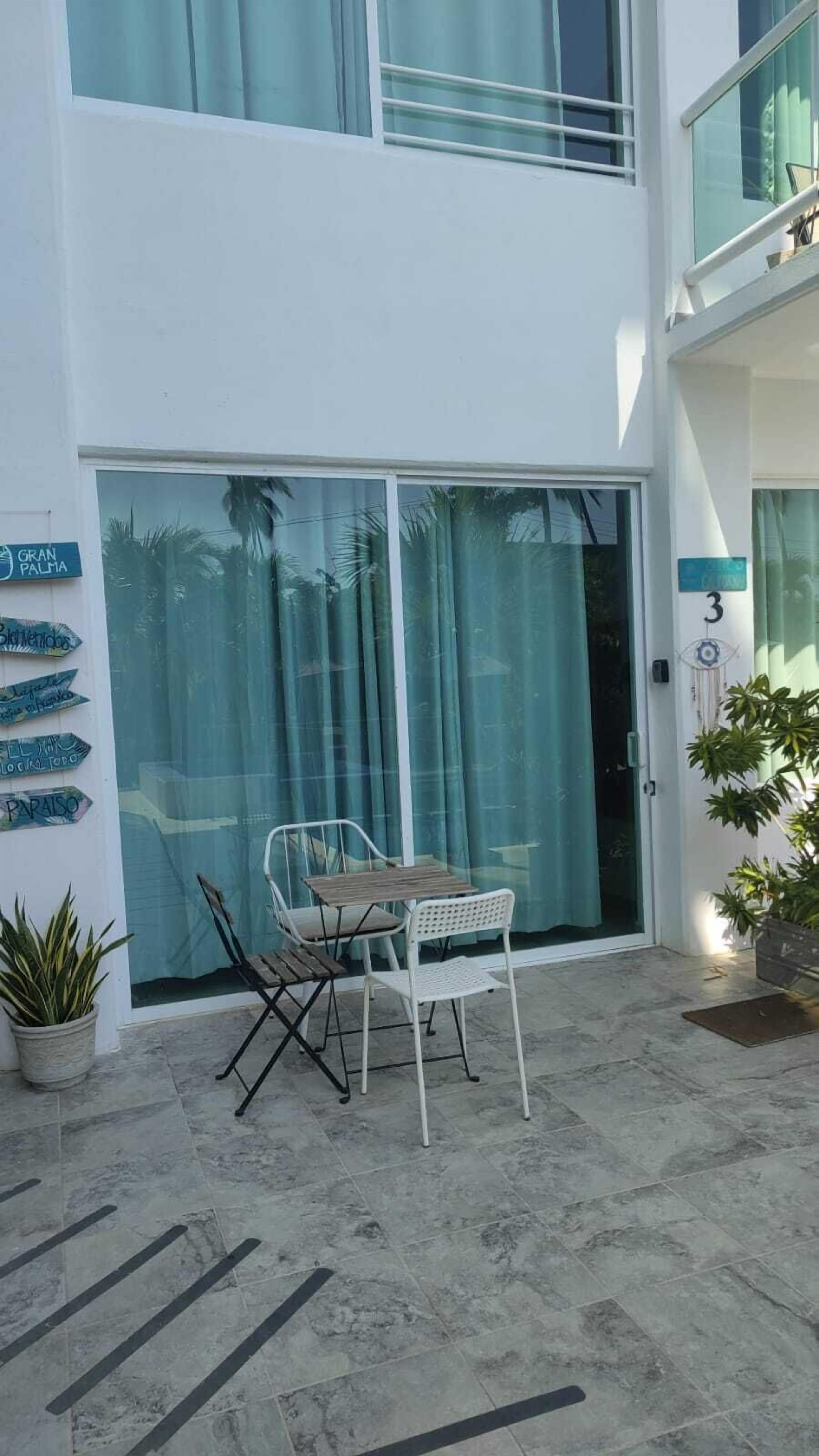 Suite executiva, vistes a la piscina | Escriptori i espai de treball apte per a portàtils 