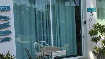 Suite executiva, vistes a la piscina | Escriptori i espai de treball apte per a portàtils