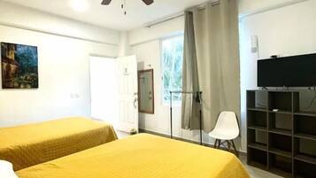 Escritorio y espacio para trabajar con laptop