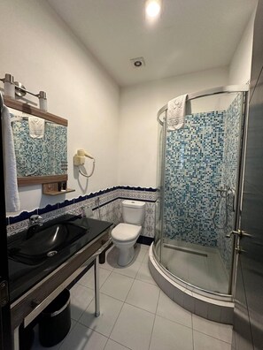 Shower, free toiletries, hair dryer, towels - hotel europe meidan (Tbilisi)