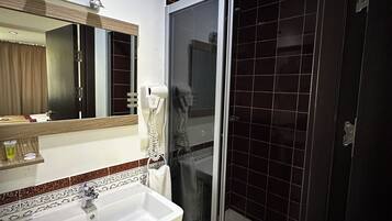 Deluxe Double Room, Balcony, River View | Living area
