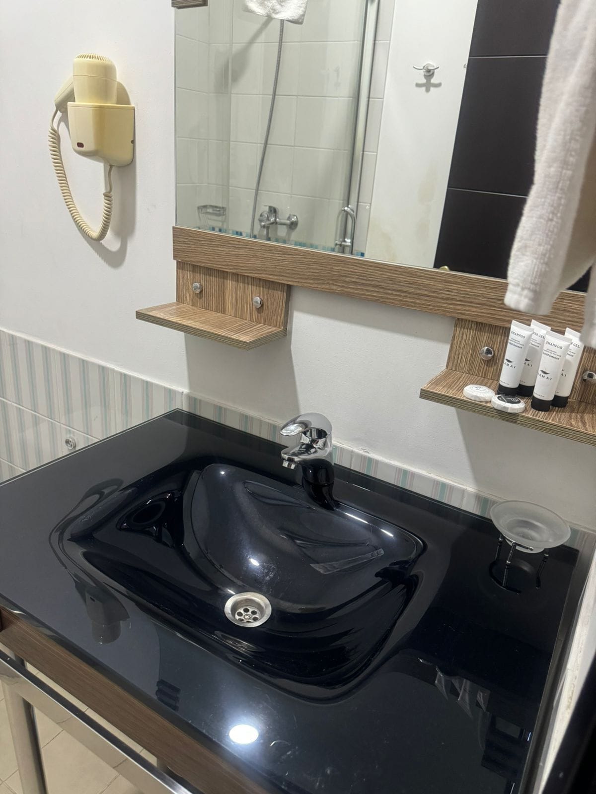 Ducha, artículos de tocador gratuitos, secador de pelo, toallas