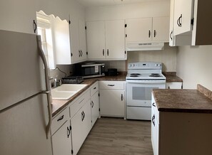 Réfrigérateur, four à micro-ondes, un four, surface de cuisson