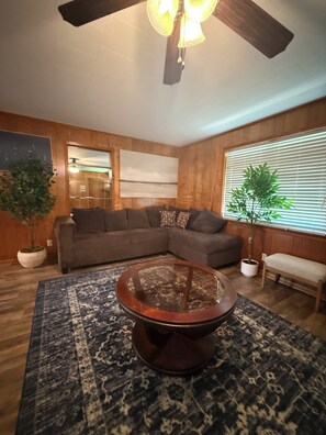 Living area - Jtown Guesthouse 702
3 bedroom fire pit beautiful backyard . (Jonesboro)