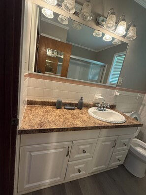 Shower, hair dryer, towels, soap - Jtown Guesthouse 702
3 bedroom fire pit beautiful backyard . (Jonesboro)