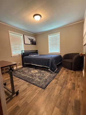 3 bedrooms, free WiFi - Jtown Guesthouse 702
3 bedroom fire pit beautiful backyard . (Jonesboro)