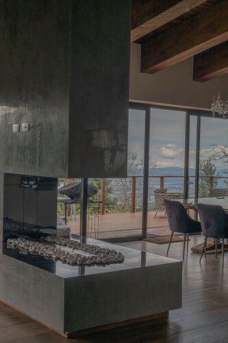 Emerald Toucan Estate - 5 BR Mountain Retreat in Nature