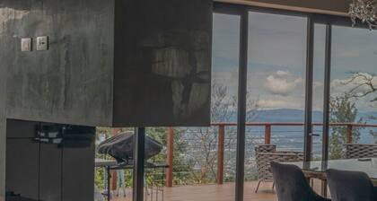 Emerald Toucan Estate - 5 BR Mountain Retreat in Nature