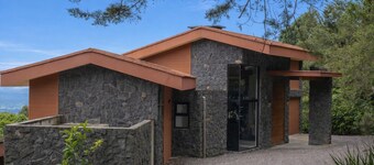 Emerald Toucan Estate - 5 BR Mountain Retreat in Nature