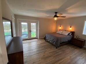 4 bedrooms, iron/ironing board, WiFi, bed sheets - Hilltop Views & water access-20 acres! (Amherst)