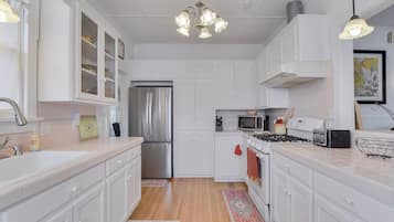 Een koelkast, een microgolfoven, een oven, een kookplaat