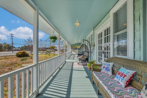 Charming 3-bedroom house with AC in  La Grange with Wrap around porches.