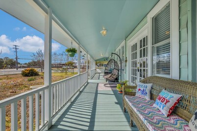 Charming 3-bedroom house with AC in  La Grange with Wrap around porches.