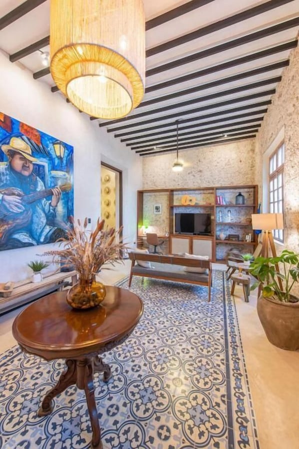 Family House, 2 Bedrooms, Private Pool | Living area | Flat-screen TV - Casa Trova - Free Parking Centro Mérida (Mérida)