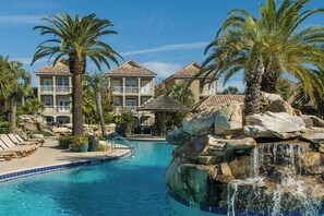 Outdoor pool, a heated pool - 
90” TV, Retro Arcade Room, 2 Kings, Walk to Beach (Destin)