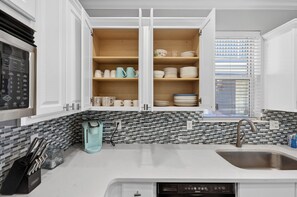 Fridge, microwave, oven, stovetop - 
90” TV, Retro Arcade Room, 2 Kings, Walk to Beach (Destin)