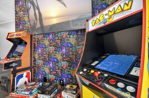 Games room - 
90” TV, Retro Arcade Room, 2 Kings, Walk to Beach (Destin)