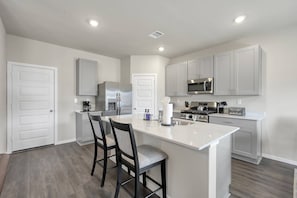 Jääkaappi, mikroaaltouuni, uuni, liesi