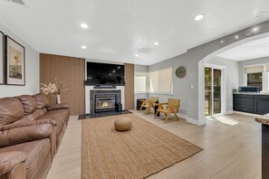 Een smart-tv en een open haard