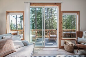 Smart TV, video games, table football, books - Unplug in Nature + Cabin in the Pines + Hot Tub, Game Room, Near the Lake (Ronald)