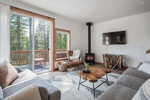 Smart TV, video games, table football, books - Unplug in Nature + Cabin in the Pines + Hot Tub, Game Room, Near the Lake (Ronald)