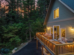 Terrace/patio - Unplug in Nature + Cabin in the Pines + Hot Tub, Game Room, Near the Lake (Ronald)