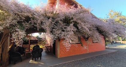 Tarumã Challes 01, complete chalet with balcony and barbecue, pets allowed.