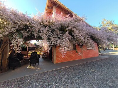 Tarumã Challes 01, complete chalet with balcony and barbecue, pets allowed.