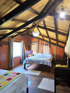 2 bedrooms, iron/ironing board, WiFi, bed sheets - Tarumã Challes 01, complete chalet with balcony and barbecue, pets allowed. (Bonito)