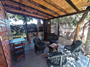 Outdoor dining - Tarumã Challes 01, complete chalet with balcony and barbecue, pets allowed. (Bonito)