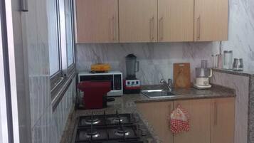 Réfrigérateur, four à micro-ondes, un four, surface de cuisson