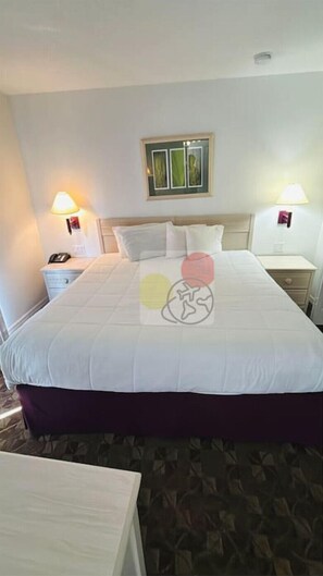 Tabla de planchar con plancha, cuna de viaje, wifi y ropa de cama 