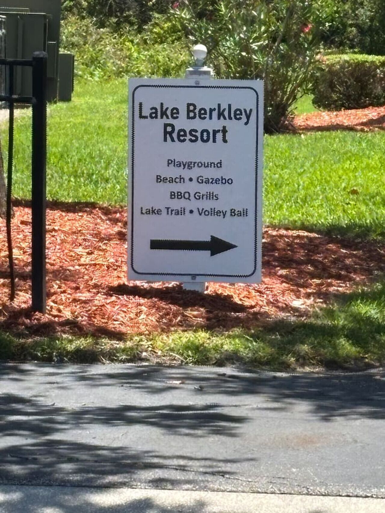 Lake Berkley Resort -lomakeskuksen opastekyltissä luetellaan alueen palvelut, kuten leikkikenttä, ranta, huvimaja, grillipaikat ja järvenrantareitti.