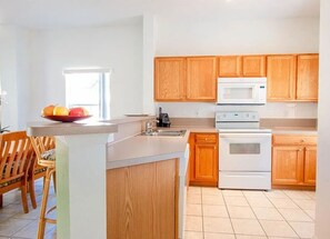 Private kitchen - Kissimmee Value Townhouse w/ Direct Pool Access (Kissimmee)