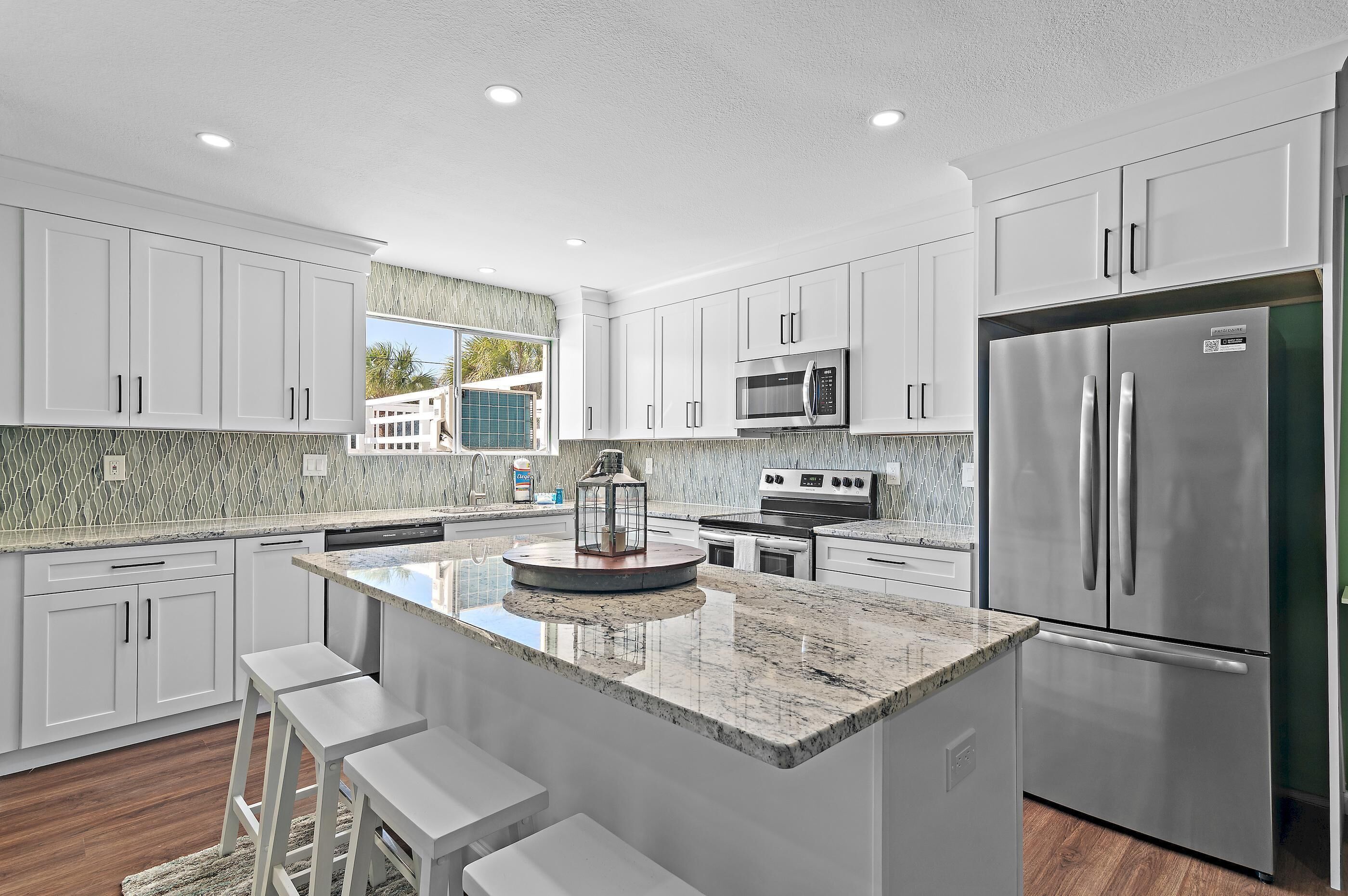 House, Multiple Beds (Emerald Breeze) | Private kitchen