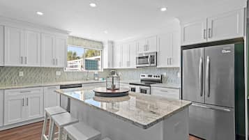 House, Multiple Beds (Emerald Breeze) | Private kitchen