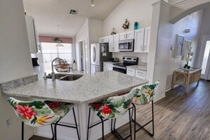 Fridge, microwave, oven, stovetop - Paradise Home in Kissimmee (Kissimmee)