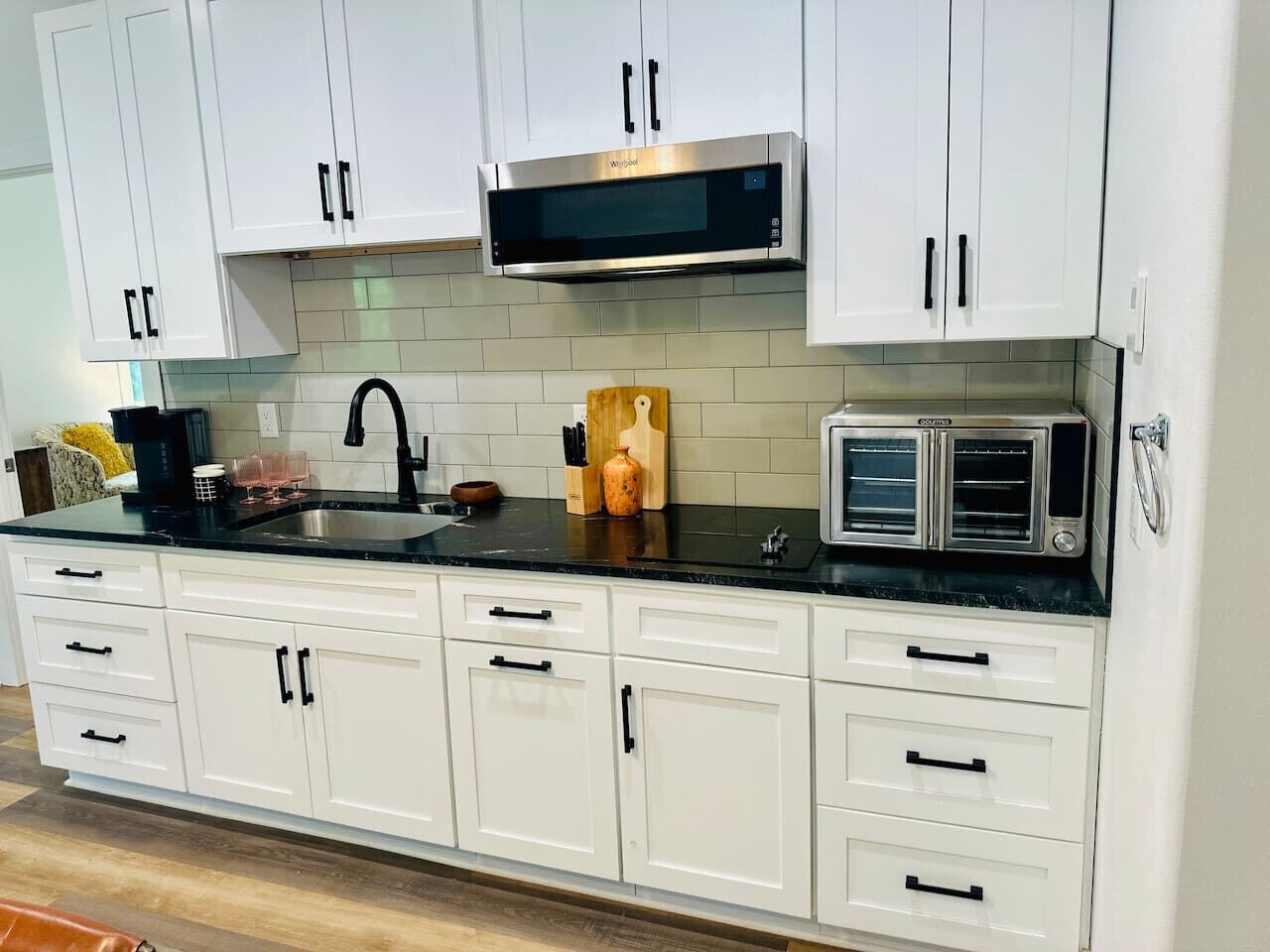 Jääkaappi, mikroaaltouuni, liesi, kahvin-/teenkeitin