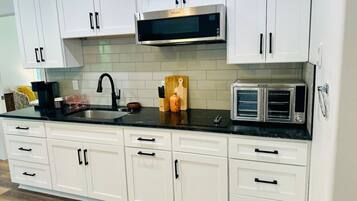 Jääkaappi, mikroaaltouuni, liesi, kahvin-/teenkeitin