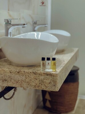 Gratis toalettartiklar, handdukar, schampo och toalettpapper