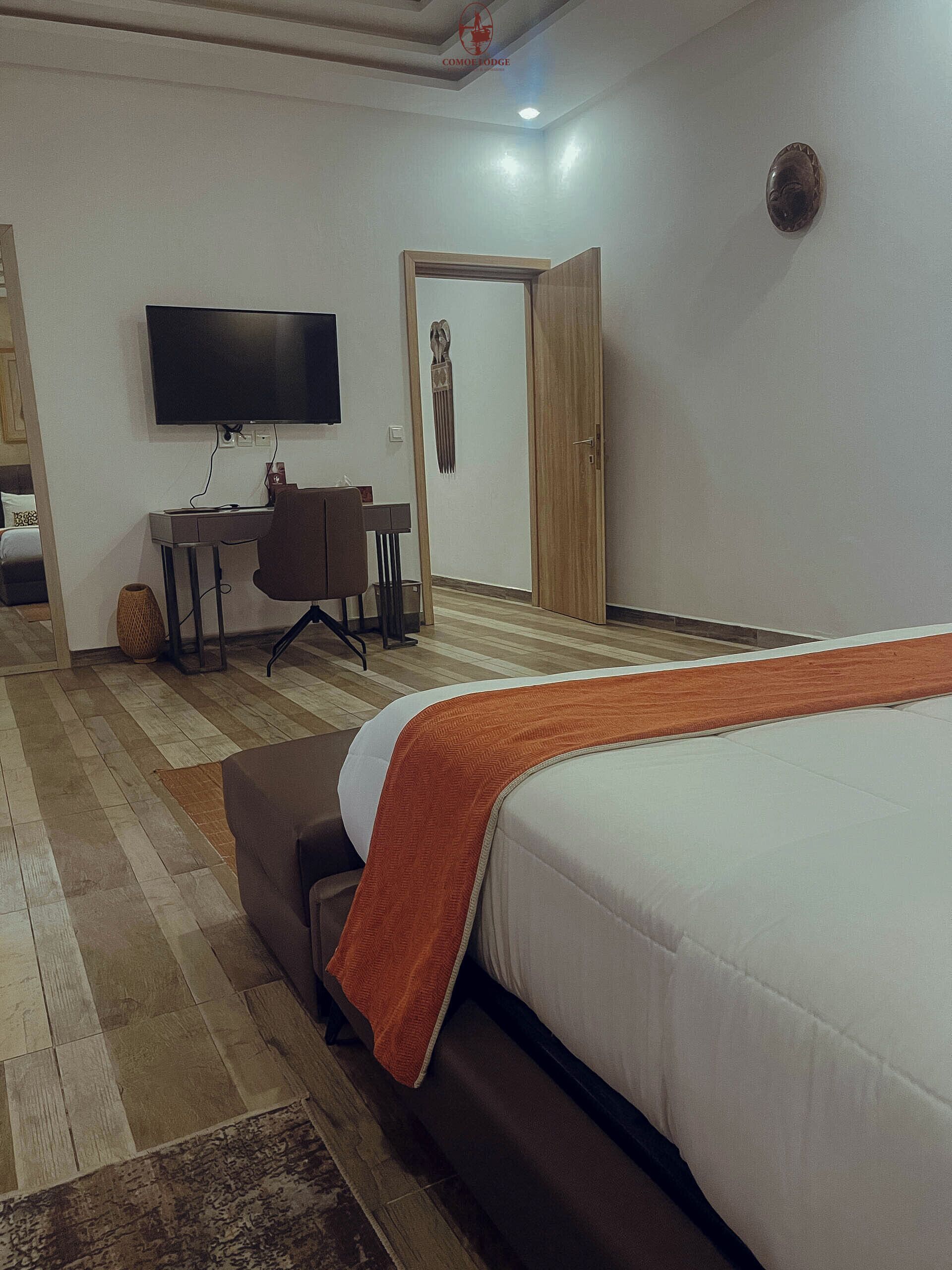 Skrivebord, skrivebord for bærbar PC og wi-fi (inkludert)