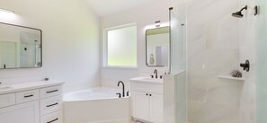 Haartrockner, Bidet, Handtücher, Seife