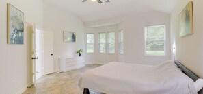 3 slaapkamers, een strijkplank/strijkijzer, wifi, beddengoed
