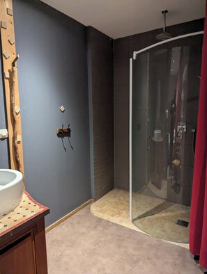 Secadora de cabello, toallas, jabón, papel de baño 