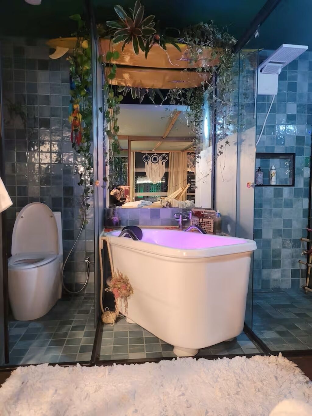 Un baño moderno con una bañera independiente, un inodoro y una zona de ducha.